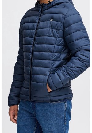 Giacca puffer blu navy con motivo trapuntato orizzontale, chiusura con zip e cappuccio. Presenta un piccolo logo sul petto e tasche laterali.