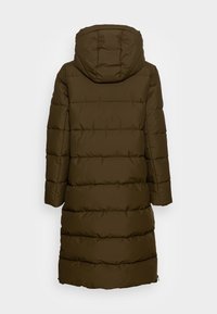 Abrigo acolchado largo e insulated en verde oliva oscuro con capucha. Presenta un diseño de acolchados horizontales y mangas elásticas para mayor comodidad.