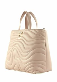 Borsa beige con trapuntatura a onda, dettagli in metallo dorato e doppi manici. Realizzata in materiale sintetico liscio.