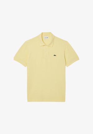Żółta koszulka polo wykonana z bawełny. Klasyczny krój z kołnierzykiem i dwoma guzikami. Posiada małe zielone logo krokodyla na lewej piersi.