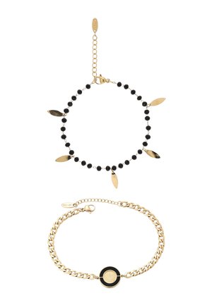 Două brățări aurii: una cu mărgele negre și cinci talismane în formă de frunze atârnând, cealaltă cu un lanț împletit și o medalie centrală neagră și aurie.