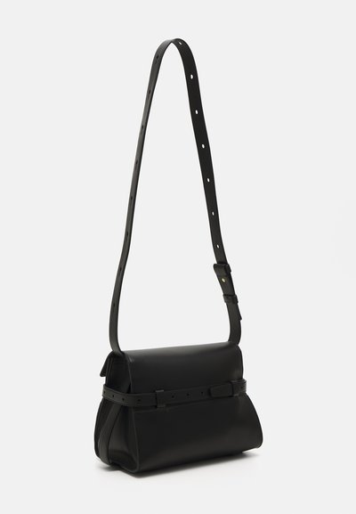 Bolsa de ombro preta em pele com um design plano, alça ajustável com furos e um detalhe semelhante a um cinto ao redor do corpo. Textura suave.