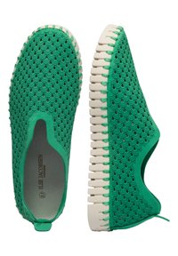 Scarpe verde slip-on con tomaia texturizzata caratterizzata da un motivo a onda e una suola in gomma bianca con bordi rigati.