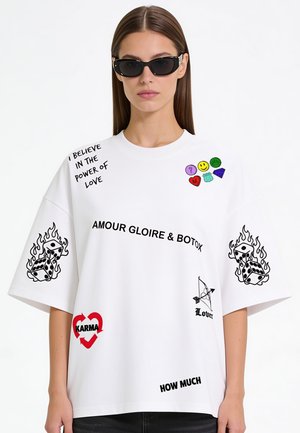 Mira Paris, TATTOO CRUSH OVERSIZED BOXY TEE 26 UNISEX - T-Shirt print - white