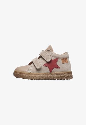 Chaussures pour enfants en daim beige avec un détail en forme d'étoile rouge, deux sangles Velcro ajustables et une semelle en caoutchouc texturé.