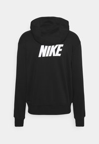 Sudadera negra con capucha, de mangas largas y con un audaz logo en blanco "NIKE" centrado en la parte posterior.