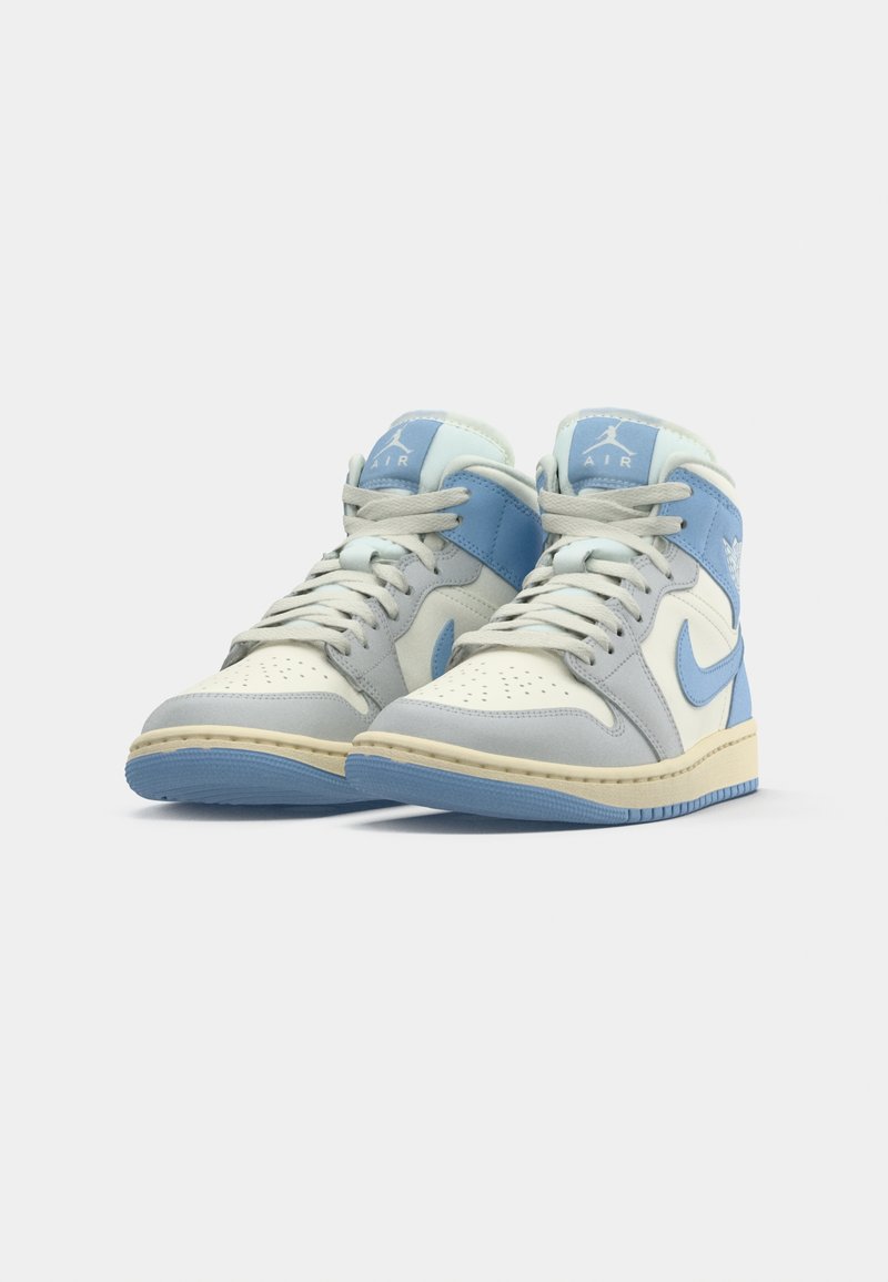 Une paire de baskets montantes en bleu, blanc et gris avec des lacets et des logos de marque, positionnée face à l'avant sur un fond blanc uni.