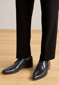 TONI 1 - Veterschoenen - torino/black/red