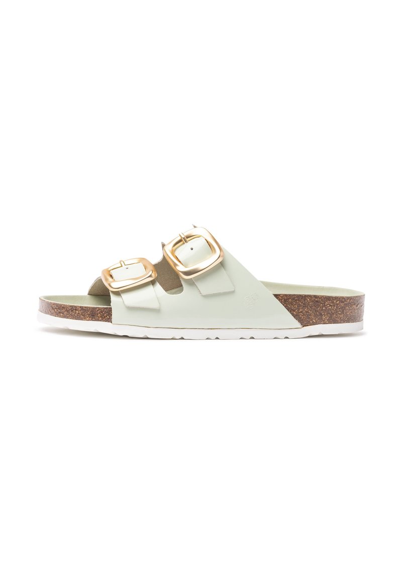 Sandalias de slip-on verde claro con dos acentos de hebilla dorada, plantilla de corcho, suela de goma blanca texturizada y diseño superior suave.