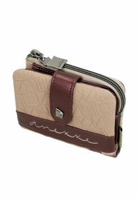 Billetera beige con textura geométrica, acento de cuero burdeos, cremallera plateada y logotipo. Diseño compacto con cierre a presión e interior multicolor.