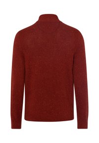 Roter Strickpullover mit hohem Kragen, langen Ärmeln und strukturiertem Muster. Auf dem Stoff befinden sich Sprenkel in kontrastierenden Farben.