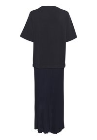 Granatowy dwuczęściowy zestaw składający się z bluzki z krótkim rękawem i plisowanej, długiej spódnicy. Materiał ma teksturowane wykończenie i lekko opływowy fason.