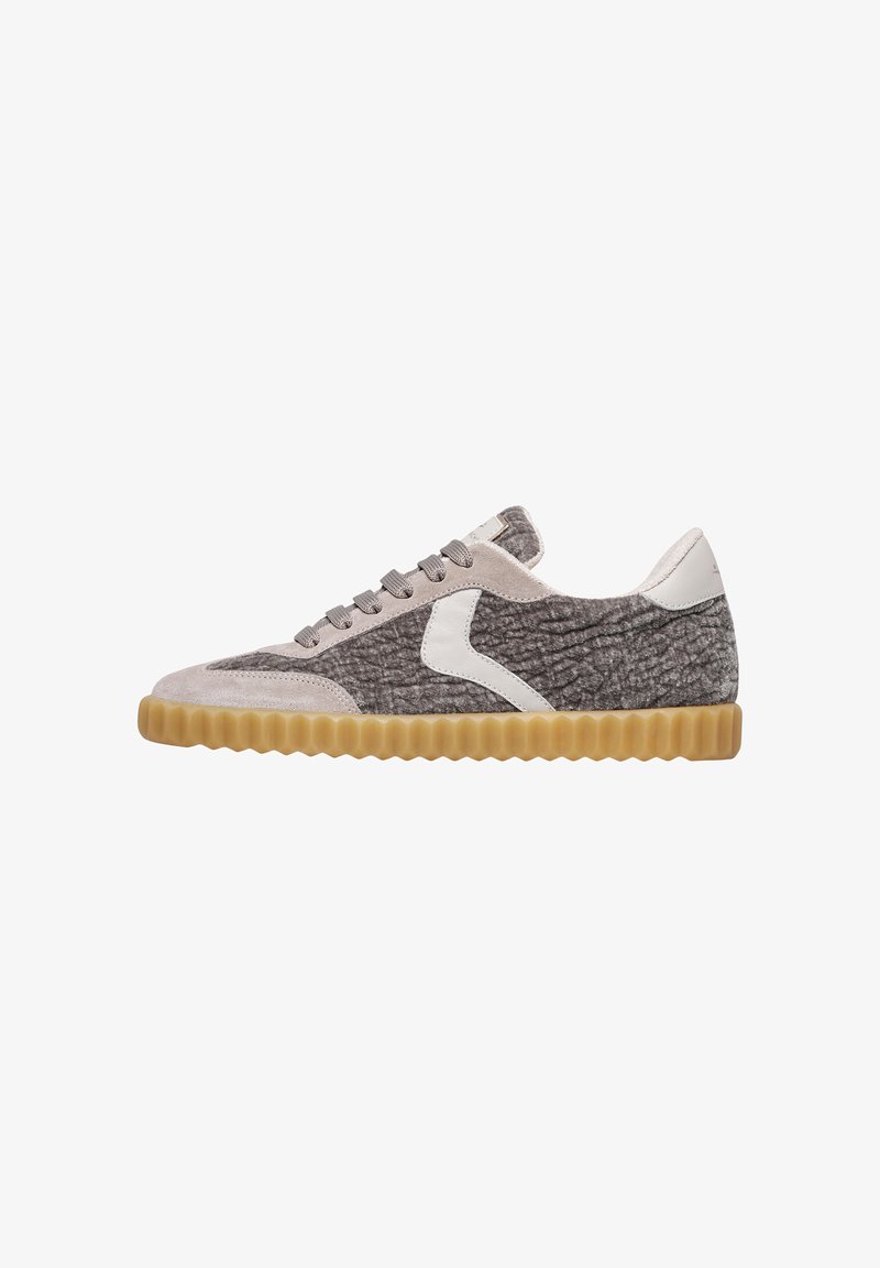 Graue strukturierte Sneakers mit cremefarbenen Akzenten, Obermaterial aus Velours und Stoff, Schnürung und einer geriffelten Gummisohle.