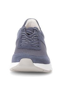 Sneaker blu navy con una combinazione di materiali in camoscio e rete, punta rotonda, sistema di laccio classico, suola in schiuma e dettagli testurizzati.