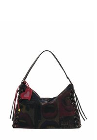 Borsa a spalla in tessuto scuro con lati con lacci, stampa astratta di labbra e ciondolo a forma di cuore rosso attaccato alla tracolla.