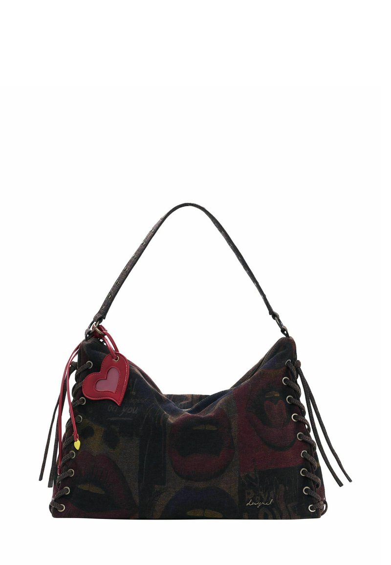 Borsa a spalla in tessuto scuro con lati con lacci, stampa astratta di labbra e ciondolo a forma di cuore rosso attaccato alla tracolla.
