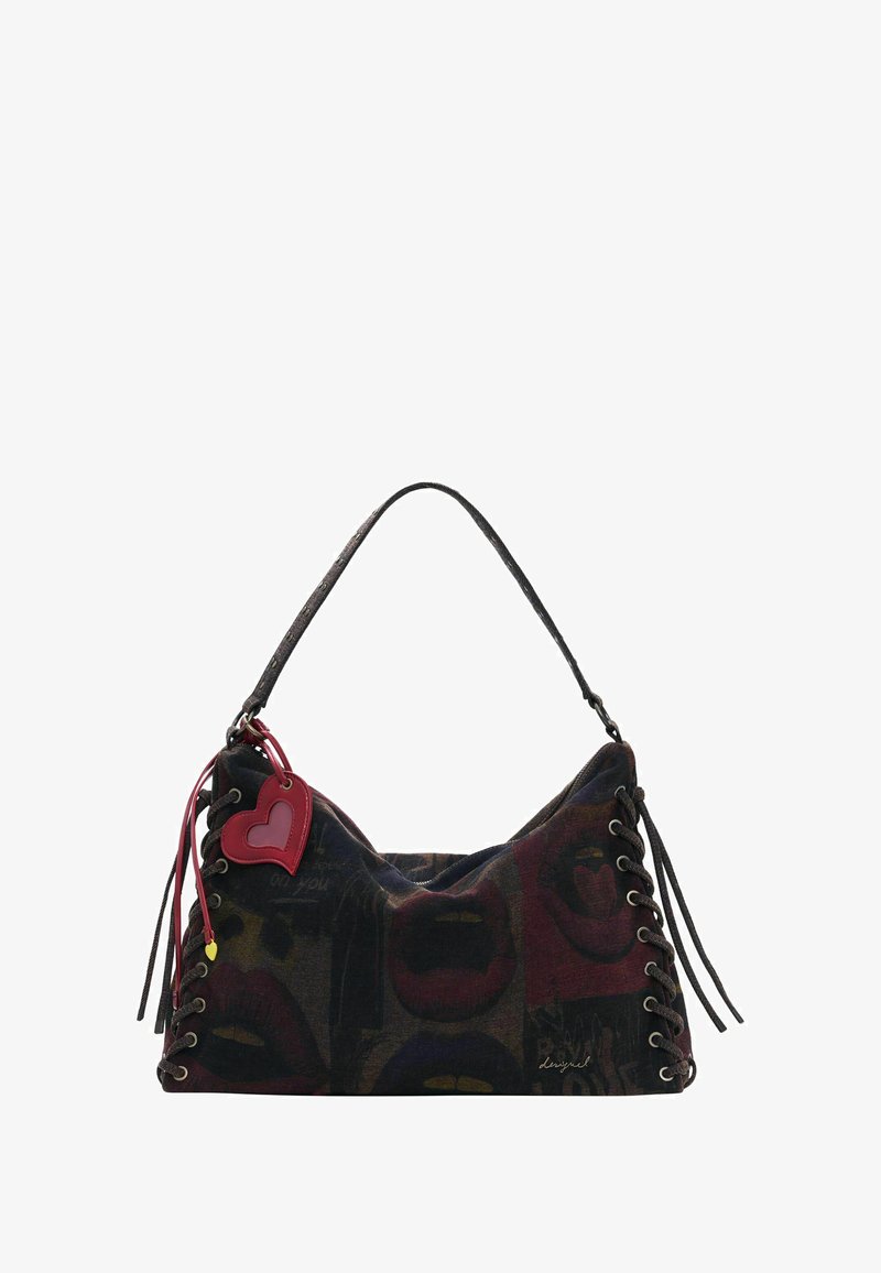 Borsa a spalla in tessuto scuro con lati con lacci, stampa astratta di labbra e ciondolo a forma di cuore rosso attaccato alla tracolla.