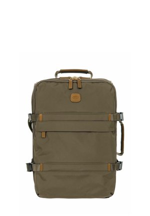 Zaino in nylon verde oliva con dettagli in pelle, chiusura a doppia zip e cinturini orizzontali; ha una maniglia superiore e fibbie laterali regolabili.