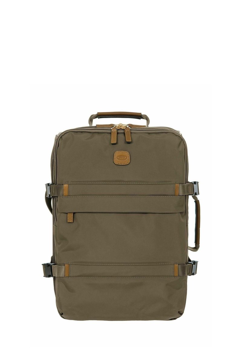 Zaino in nylon verde oliva con dettagli in pelle, chiusura a doppia zip e cinturini orizzontali; ha una maniglia superiore e fibbie laterali regolabili.