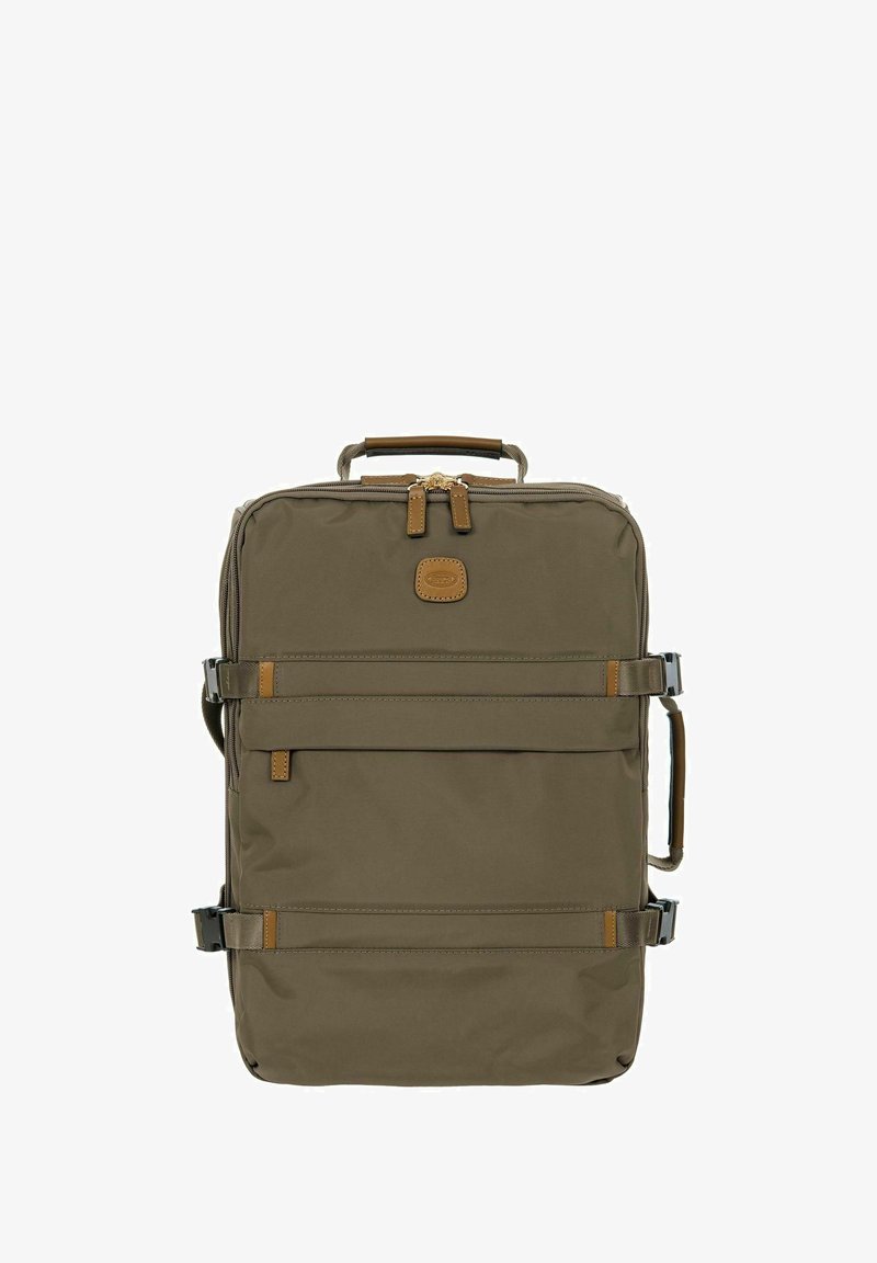 Sac à dos en nylon vert olive avec des accents en cuir, fermeture à double zip et sangles horizontales ; il dispose d'une poignée supérieure et de boucles latérales réglables.