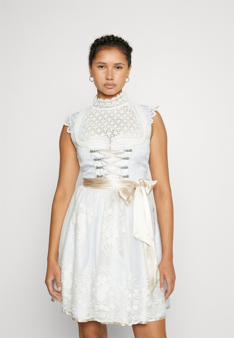 Helles blaues Kleid mit Spitzendetails, hohem Kragen, kurzen Ärmeln und einem Satin-Gürtel. Verfügt über ein tailliertes Oberteil und einen ausgestellten, bestickten Rock.
