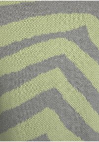 Grauer Stoff mit kräftigen, gezackten Streifen in hellgrün. Die Textur ist gestrickt und zeigt eine weiche, glatte Oberfläche.