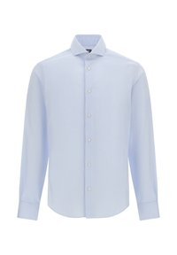 Camicia azzurro chiaro a maniche lunghe con righe bianche verticali, colletto a punta e chiusura con bottoni frontali. Il tessuto ha una consistenza liscia.