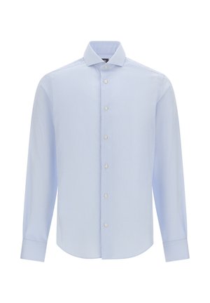 Hellblaues Langarmhemd mit vertikalen weißen Streifen, spitzem Kragen und vorderer Knopfverschluss. Der Stoff hat eine glatte Textur.