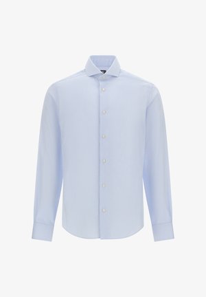 Camicia azzurro chiaro a maniche lunghe con righe bianche verticali, colletto a punta e chiusura con bottoni frontali. Il tessuto ha una consistenza liscia.