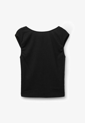 Top nero con maniche a cappuccio, realizzato in tessuto testurizzato, con scollatura ampia e orlo dritto. La parte posteriore è liscia con leggere pieghe sulle spalle.