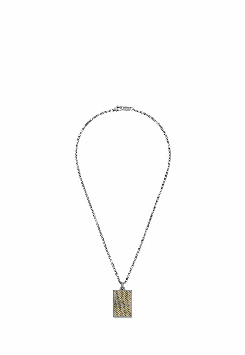 Stříbrný řetízek s náhrdelníkem, který má obdélníkový přívěsek s strukturovaným zlatým diagonálním pruhovým vzorem. Přívěsek je připojený malým kroužkem.
