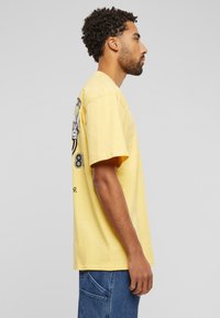 Karl Kani SMALL SIGNATURE BURGER  - Camiseta estampada - yellow