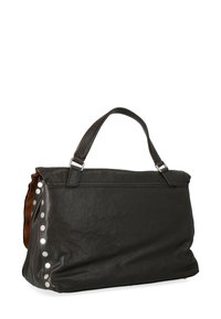 Borsa a mano nera in pelle con un design strutturato, con occhielli in argento su un lato e un'unica maniglia regolabile. Superficie testurizzata con una finitura liscia.