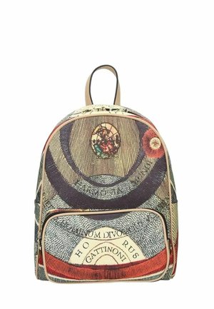 Zaino con un tessuto testurizzato caratterizzato da un motivo circolare nei colori marrone, rosso e verde, con una tasca frontale con zip e accentuazioni in pelle.