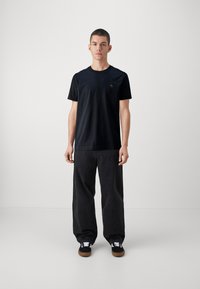 Abercrombie & Fitch LIFELIKE ICON CREW NEUTRALS - Jednoduché tričko - casual black