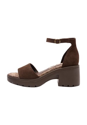 - Sandały na platformie