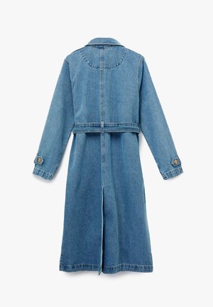 Abrigo de denim en azul claro, diseño largo, con cuello, mangas largas con puños abotonados, costura en la mitad de la espalda, ventanales laterales y cintura con cinturón.