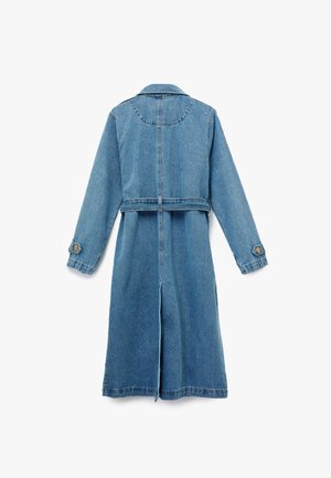 Denimjacke in Hellblau, langes Design, mit Kragen, langen Ärmeln und geknöpften Manschetten, Naht an der Mitte des Rückens, seitlicher Schlitz und taillierter Bund.