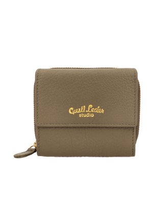 Cartera de cuero texturizado verde oliva con cremallera dorada y logo "Gusti Leder studio" en relieve en la solapa frontal.