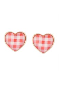 Orecchini a forma di cuore caratterizzati da un motivo a quadretti rossi e rosa, incorniciati in metallo dorato. Texture liscia, con una finitura lucida.