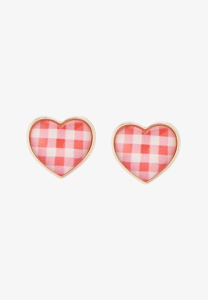 Boucles d'oreilles en forme de cœur avec un motif vichy rouge et rose, encadrées dans un métal doré. Texture lisse, avec une finition brillante.