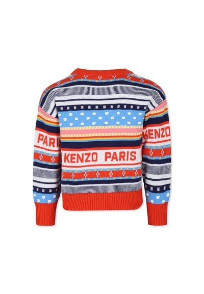 Pull en tricot avec des motifs rayés multicolores, texte "KENZO PARIS", col rond, poignets côtelés et ourlet rouge. Texture douce, coupe courte.