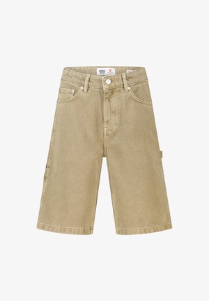Beige denim knielange korte broek met riemlussen, voorknop, rits en zakken op een witte achtergrond.