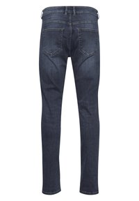 Slim fit, sötétkék farmernadrág sima textúrával, öt zsebbel és diszkrét kontrasztöltésekkel. A derékrész övhurkokkal ellátott.