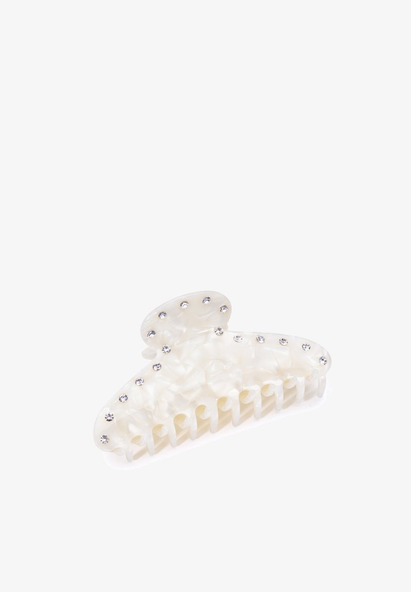 Witte plastic haarclip met een golvend ontwerp, een gestructureerd oppervlak en versierd met kleine doorzichtige rhinestones voor accenten. Tien tanden sectie.