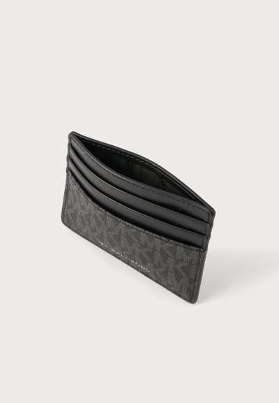Porte-cartes fin noir et gris avec plusieurs emplacements pour cartes et une texture subtilement motifée, présenté sur un fond uni.