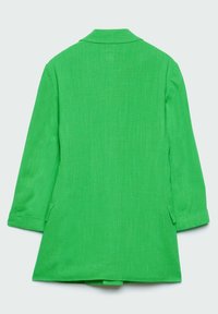 Blazer vert vif à manches longues avec col et deux fentes à l’arrière, vu de dos sur un fond clair uni.