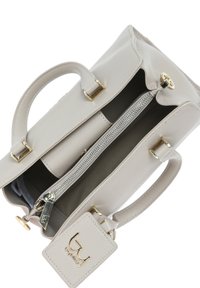 Borsa a tracolla in pelle grigia chiara con due manici superiori, chiusura con zip e hardware dorato. Presenta un'etichetta con il marchio sul lato.