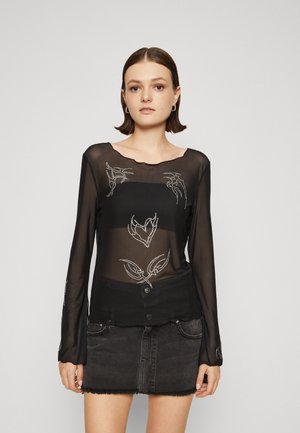 Zwarte sheer lange mouwen top met bloemmotieven en metallic accenten, met een uitgesneden halslijn en een knoopdetail aan de zoom.