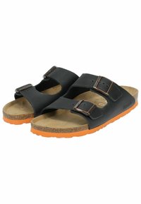 Infradito neri con due cinturini regolabili, fibbie in metallo, soletta in sughero e suola in gomma arancione con superficie textrurizzata.